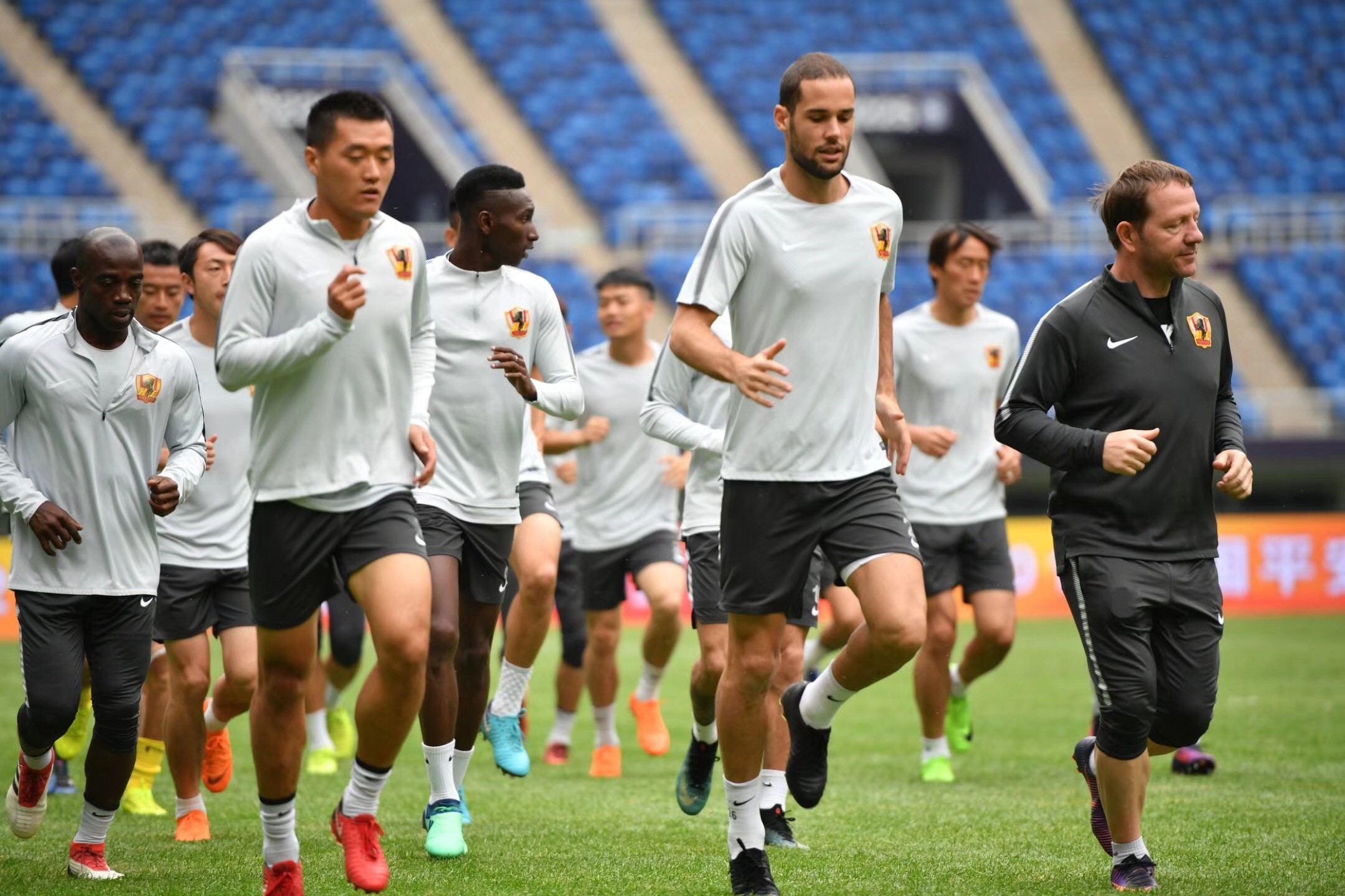 金年会中国官网-冲刺阶段上海久事远射贴柱：欧联节点到来，压力陡增，赛程密集仍需轮换