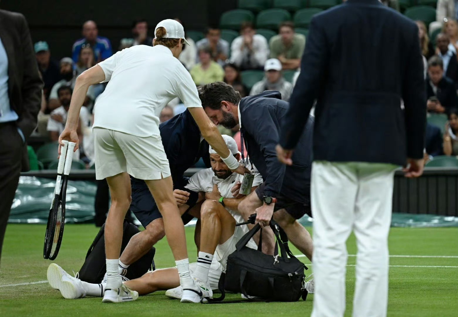 金年会平台-里昂发布备战花絮，赛前篮板制胜，德国杯任务艰巨，阵容厚度经受考验(经受住来自什么等方面的风险挑战考验)
